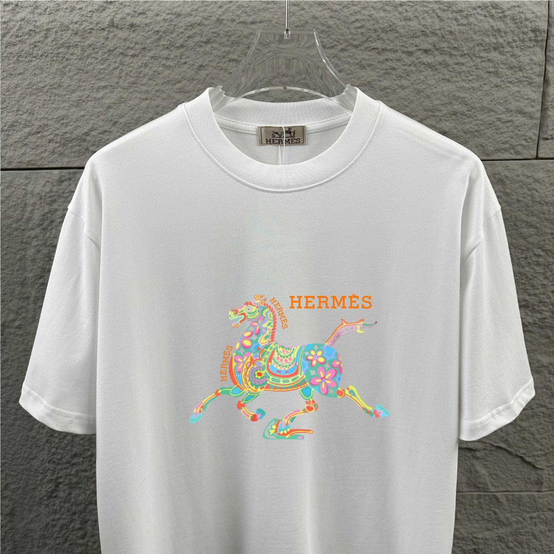 P75 Herme*爱马仕* 2026 春夏新款 经典方框烫画工艺 定制双纱平纹纯棉面料 短袖T恤 男女同款 颜色 ：黑色 白色 安哥拉红色 尺码： S （90-130斤） M （120-150斤） L （140-165斤） XL （160-180斤） XXL （180-210斤）