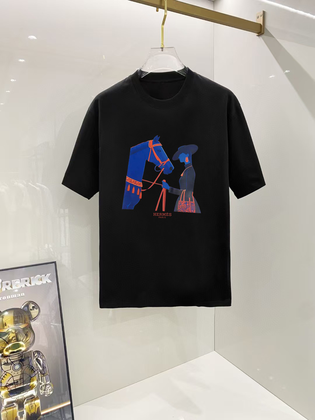 P70 爱马仕 2026早春新款首发专柜最新款短袖圆领T恤 高端订制 设计前卫时尚！高端定制高支长绒棉面料.穿着舒适.专柜级别精致车线.做工精细.上身效果无敌帅气！型男必备单品！ 码数： S M L XL XXL 胸围：50 52 55 58 61 衣长：69 71 73 75 77 肩宽：48 50 53 56 58 袖长：22 23 24 尺寸由于手工测量，存在1-3CM左右的偏差