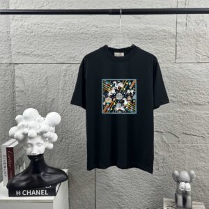 P75 Herme*爱马仕* 2026 春夏新款 经典方框烫画工艺 定制双纱平纹纯棉面料 短袖T恤 男女同款 颜色 ：黑色 白色 安哥拉红色 尺码： S （90-130斤） M （120-150斤） L （140-165斤） XL （160-180斤） XXL （180-210斤）