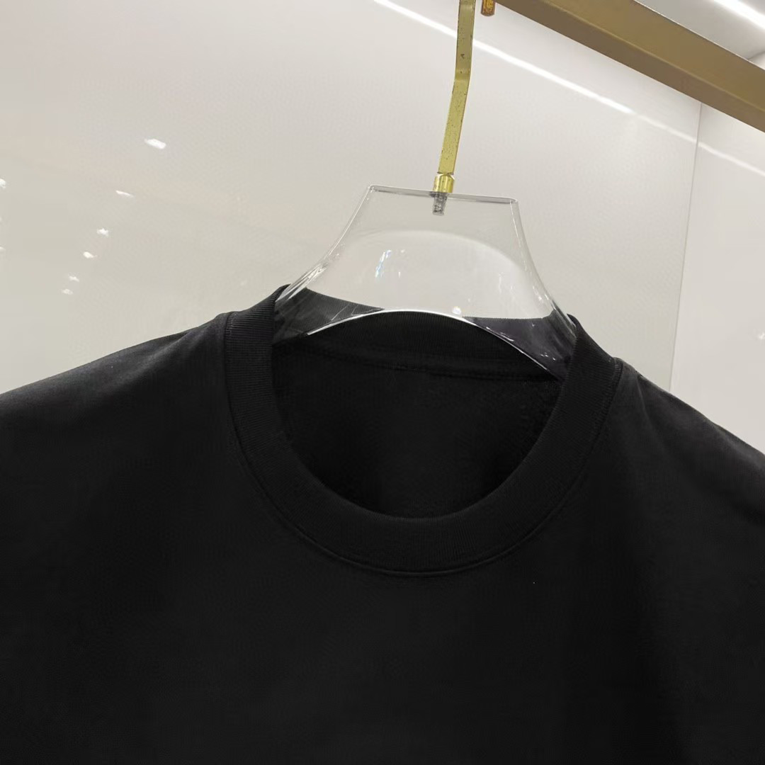 weigou_188281_6_02e9be437d P70 爱马仕 2026早春新款首发专柜最新款短袖圆领T恤 高端订制 设计前卫时尚!高端定制高支长绒棉面料.穿着舒适.专柜级别精致车线.做工精细.上身效果无敌帅气!型男必备单品! 码数: S M L XL XXL 胸围:50 52 55 58 61 衣长:69 71 73 75 77 肩宽:48 50 53 56 58 袖长:22 23 24 尺寸由于手工测量,存在1-3CM左右的偏差