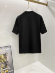 weigou_188366_4_d5159dd038 P70 爱马仕 2026早春新款首发专柜最新款短袖圆领T恤 高端订制 设计前卫时尚!高端定制高支长绒棉面料.穿着舒适.专柜级别精致车线.做工精细.上身效果无敌帅气!型男必备单品! 码数: S M L XL XXL 胸围:50 52 55 58 61 衣长:69 71 73 75 77 肩宽:48 50 53 56 58 袖长:22 23 24 尺寸由于手工测量,存在1-3CM左右的偏差
