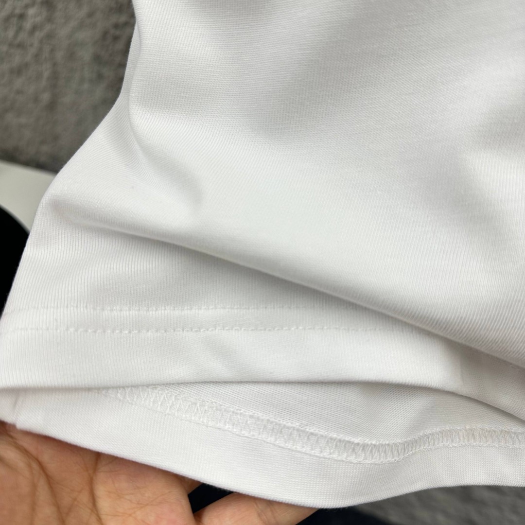 weigou_188369_7_57f94d034a P75 Herme*爱马仕* 2026 春夏新款 经典方框烫画工艺 定制双纱平纹纯棉面料 短袖T恤 男女同款 颜色 :黑色 白色 花灰色 尺码: S (90-130斤) M (120-150斤) L (140-165斤) XL (160-180斤) XXL (180-210斤)