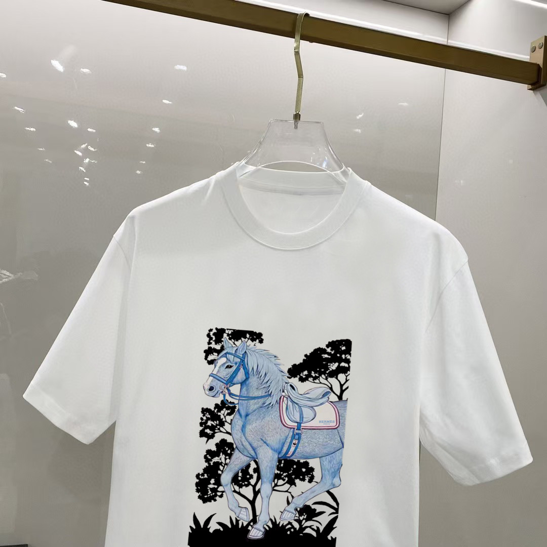 P70 爱马仕 2026早春新款首发专柜最新款短袖圆领T恤 高端订制 设计前卫时尚！高端定制高支长绒棉面料.穿着舒适.专柜级别精致车线.做工精细.上身效果无敌帅气！型男必备单品！ 码数： S M L XL XXL 胸围：50 52 55 58 61 衣长：69 71 73 75 77 肩宽：48 50 53 56 58 袖长：22 23 24 尺寸由于手工测量，存在1-3CM左右的偏差
