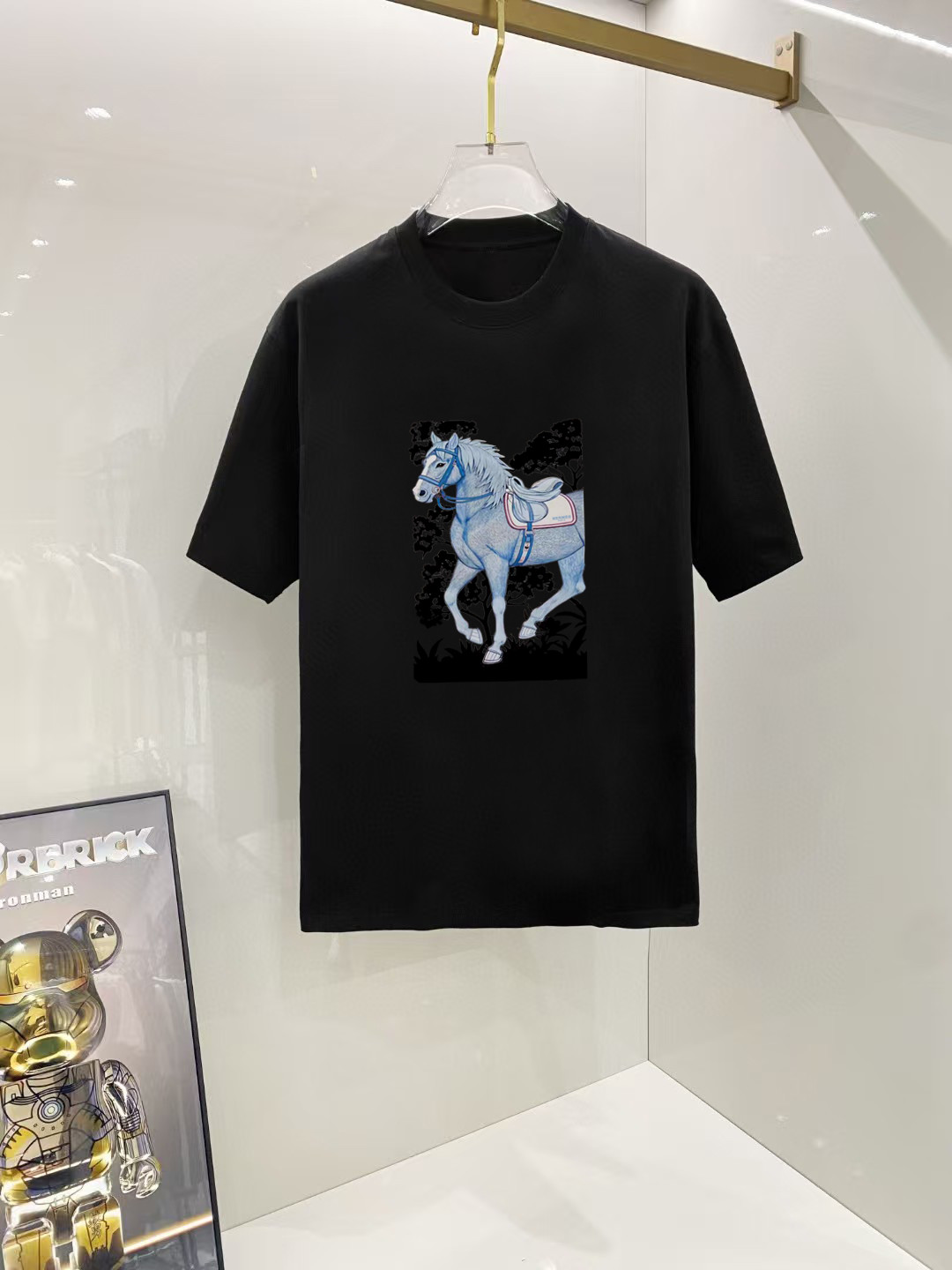 P70 爱马仕 2026早春新款首发专柜最新款短袖圆领T恤 高端订制 设计前卫时尚！高端定制高支长绒棉面料.穿着舒适.专柜级别精致车线.做工精细.上身效果无敌帅气！型男必备单品！ 码数： S M L XL XXL 胸围：50 52 55 58 61 衣长：69 71 73 75 77 肩宽：48 50 53 56 58 袖长：22 23 24 尺寸由于手工测量，存在1-3CM左右的偏差