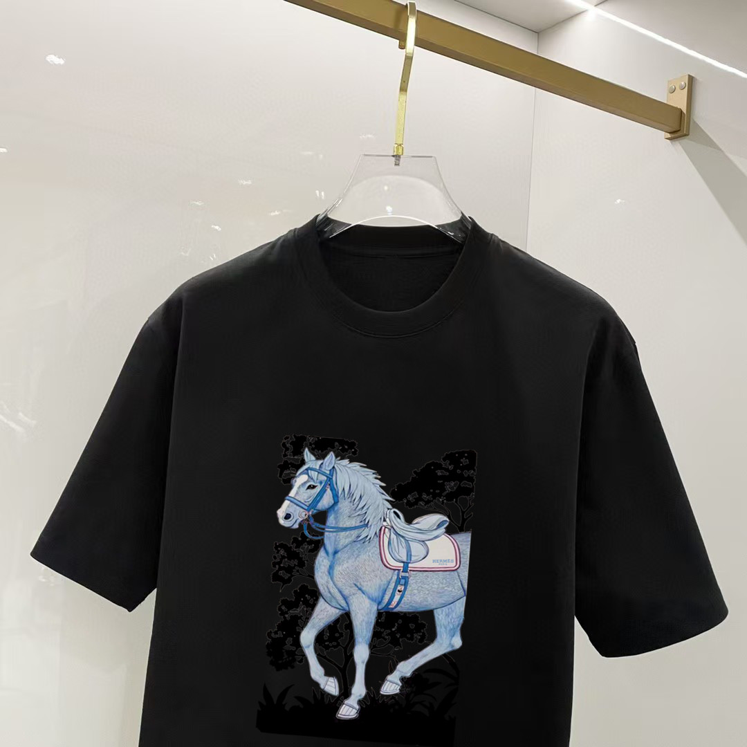 P70 爱马仕 2026早春新款首发专柜最新款短袖圆领T恤 高端订制 设计前卫时尚！高端定制高支长绒棉面料.穿着舒适.专柜级别精致车线.做工精细.上身效果无敌帅气！型男必备单品！ 码数： S M L XL XXL 胸围：50 52 55 58 61 衣长：69 71 73 75 77 肩宽：48 50 53 56 58 袖长：22 23 24 尺寸由于手工测量，存在1-3CM左右的偏差