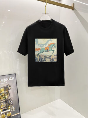 P70 爱马仕 2026早春新款首发专柜最新款短袖圆领T恤 高端订制 设计前卫时尚！高端定制高支长绒棉面料.穿着舒适.专柜级别精致车线.做工精细.上身效果无敌帅气！型男必备单品！ 码数： S M L XL XXL 胸围：50 52 55 58 61 衣长：69 71 73 75 77 肩宽：48 50 53 56 58 袖长：22 23 24 尺寸由于手工测量，存在1-3CM左右的偏差