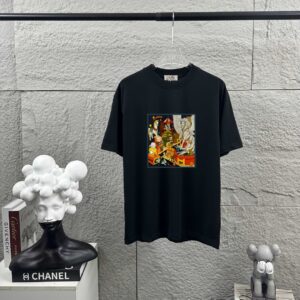 P75 Herme*爱马仕* 2026 春夏新款 经典方框烫画工艺 定制双纱平纹纯棉面料 短袖T恤 男女同款 颜色 ：黑色 白色 安哥拉红色 尺码： S （90-130斤） M （120-150斤） L （140-165斤） XL （160-180斤） XXL （180-210斤）