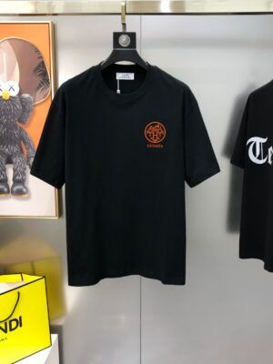 P70 Her** 爱马仕 早春新款原单男士圆领短袖T恤 🔥专柜同步售卖 ✨✨高端品质 高版本 OS版型阔版 爆款✨✨字母logo图案设计 定制进口双股100%纯棉面料 手感柔软细腻 穿着亲肤舒适 代工厂精细做工 上身非常帅气有型 男士必备单品 三标齐 全 尺码：S-2XL 黑色 白色