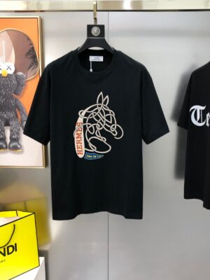P70 Her** 爱马仕 早春新款原单男士圆领短袖T恤 🔥专柜同步售卖 ✨✨高端品质 高版本 OS版型阔版 爆款✨✨字母logo图案设计 定制进口双股100%纯棉面料 手感柔软细腻 穿着亲肤舒适 代工厂精细做工 上身非常帅气有型 男士必备单品 三标齐 全 尺码：S-2XL 黑色 白色