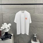 P75 Herme*爱马仕* 2026 春夏新款 经典橙色刺绣 定制双纱平纹纯棉面料 短袖T恤 男女同款 颜色 ：黑色 白色 花灰色 尺码： S （90-130斤） M （120-150斤） L （140-165斤） XL （160-180斤） XXL （180-210斤）