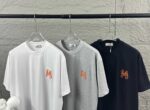 P75 Herme*爱马仕* 2026 春夏新款 经典橙色刺绣 定制双纱平纹纯棉面料 短袖T恤 男女同款 颜色 ：黑色 白色 花灰色 尺码： S （90-130斤） M （120-150斤） L （140-165斤） XL （160-180斤） XXL （180-210斤）