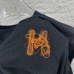 weigou_188759_4_43376bc5df P75 Herme*爱马仕* 2026 春夏新款 经典橙色刺绣 定制双纱平纹纯棉面料 短袖T恤 男女同款 颜色 :黑色 白色 花灰色 尺码: S (90-130斤) M (120-150斤) L (140-165斤) XL (160-180斤) XXL (180-210斤)
