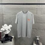 P75 Herme*爱马仕* 2026 春夏新款 经典橙色刺绣 定制双纱平纹纯棉面料 短袖T恤 男女同款 颜色 ：黑色 白色 花灰色 尺码： S （90-130斤） M （120-150斤） L （140-165斤） XL （160-180斤） XXL （180-210斤）