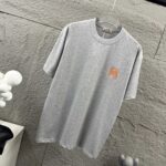 P75 Herme*爱马仕* 2026 春夏新款 经典橙色刺绣 定制双纱平纹纯棉面料 短袖T恤 男女同款 颜色 ：黑色 白色 花灰色 尺码： S （90-130斤） M （120-150斤） L （140-165斤） XL （160-180斤） XXL （180-210斤）