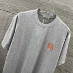 P75 Herme*爱马仕* 2026 春夏新款 经典橙色刺绣 定制双纱平纹纯棉面料 短袖T恤 男女同款 颜色 ：黑色 白色 花灰色 尺码： S （90-130斤） M （120-150斤） L （140-165斤） XL （160-180斤） XXL （180-210斤）