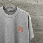 P75 Herme*爱马仕* 2026 春夏新款 经典橙色刺绣 定制双纱平纹纯棉面料 短袖T恤 男女同款 颜色 ：黑色 白色 花灰色 尺码： S （90-130斤） M （120-150斤） L （140-165斤） XL （160-180斤） XXL （180-210斤）