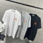 P75 Herme*爱马仕* 2026 春夏新款 经典橙色刺绣 定制双纱平纹纯棉面料 短袖T恤 男女同款 颜色 ：黑色 白色 花灰色 尺码： S （90-130斤） M （120-150斤） L （140-165斤） XL （160-180斤） XXL （180-210斤）