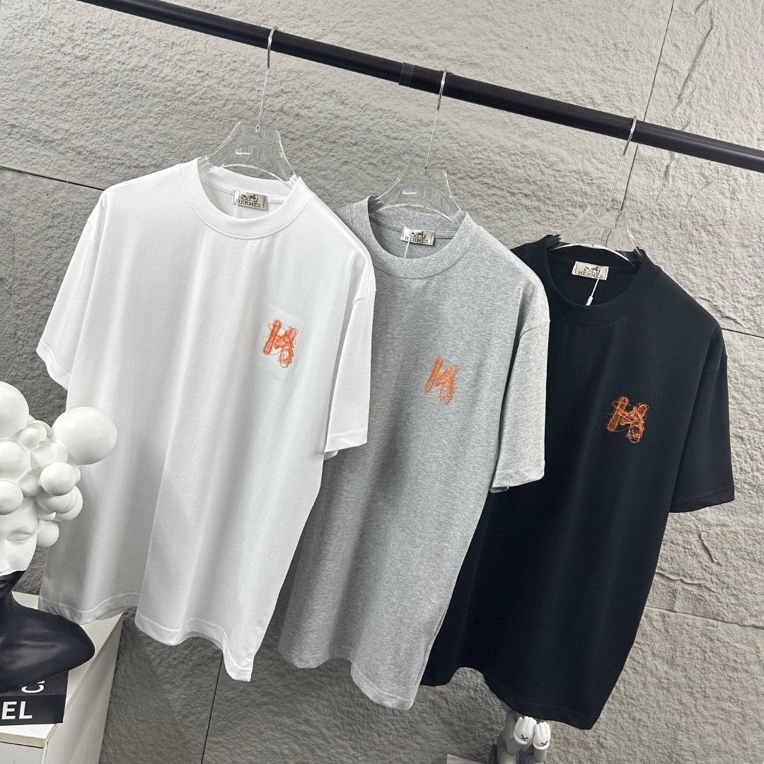P75 Herme*爱马仕* 2026 春夏新款 经典橙色刺绣 定制双纱平纹纯棉面料 短袖T恤 男女同款 颜色 ：黑色 白色 花灰色 尺码： S （90-130斤） M （120-150斤） L （140-165斤） XL （160-180斤） XXL （180-210斤）