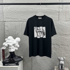 P75 Herme*爱马仕* 2026 春夏新款 经典方框烫画工艺 定制双纱平纹纯棉面料 短袖T恤 男女同款 颜色 ：黑色 白色 安哥拉红色 尺码： S （90-130斤） M （120-150斤） L （140-165斤） XL （160-180斤） XXL （180-210斤）