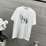 P75 Herme*爱马仕* 2026 春夏新款 经典方框烫画工艺 定制双纱平纹纯棉面料 短袖T恤 男女同款 颜色 ：黑色 白色 安哥拉红色 尺码： S （90-130斤） M （120-150斤） L （140-165斤） XL （160-180斤） XXL （180-210斤）