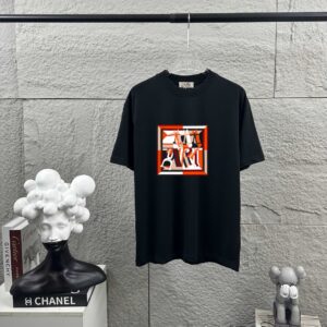 P75 Herme*爱马仕* 2026 春夏新款 经典方框烫画工艺 定制双纱平纹纯棉面料 短袖T恤 男女同款 颜色 ：黑色 白色 安哥拉红色 尺码： S （90-130斤） M （120-150斤） L （140-165斤） XL （160-180斤） XXL （180-210斤）