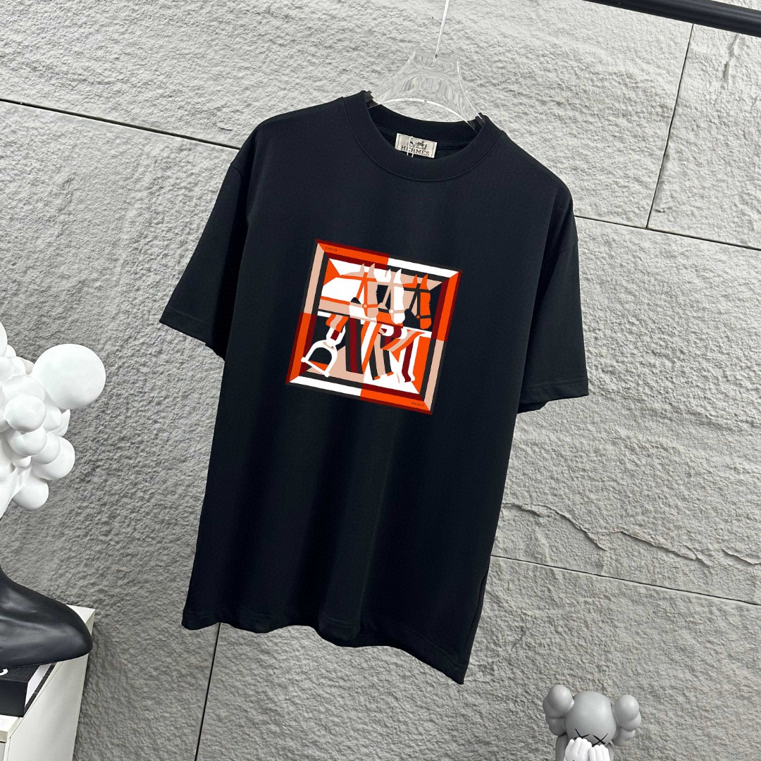 P75 Herme*爱马仕* 2026 春夏新款 经典方框烫画工艺 定制双纱平纹纯棉面料 短袖T恤 男女同款 颜色 ：黑色 白色 安哥拉红色 尺码： S （90-130斤） M （120-150斤） L （140-165斤） XL （160-180斤） XXL （180-210斤）