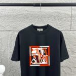 P75 Herme*爱马仕* 2026 春夏新款 经典方框烫画工艺 定制双纱平纹纯棉面料 短袖T恤 男女同款 颜色 ：黑色 白色 安哥拉红色 尺码： S （90-130斤） M （120-150斤） L （140-165斤） XL （160-180斤） XXL （180-210斤）
