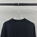 P75 Herme*爱马仕* 2026 春夏新款 经典方框烫画工艺 定制双纱平纹纯棉面料 短袖T恤 男女同款 颜色 ：黑色 白色 安哥拉红色 尺码： S （90-130斤） M （120-150斤） L （140-165斤） XL （160-180斤） XXL （180-210斤）