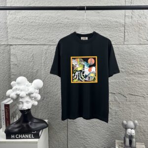 weigou_188885_0_65fbcea5c8 P75 Herme*爱马仕* 2026 春夏新款 经典方框烫画工艺 定制双纱平纹纯棉面料 短袖T恤 男女同款 颜色 :黑色 白色 安哥拉红色 尺码: S (90-130斤) M (120-150斤) L (140-165斤) XL (160-180斤) XXL (180-210斤)