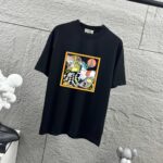 P75 Herme*爱马仕* 2026 春夏新款 经典方框烫画工艺 定制双纱平纹纯棉面料 短袖T恤 男女同款 颜色 ：黑色 白色 安哥拉红色 尺码： S （90-130斤） M （120-150斤） L （140-165斤） XL （160-180斤） XXL （180-210斤）