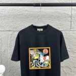 P75 Herme*爱马仕* 2026 春夏新款 经典方框烫画工艺 定制双纱平纹纯棉面料 短袖T恤 男女同款 颜色 ：黑色 白色 安哥拉红色 尺码： S （90-130斤） M （120-150斤） L （140-165斤） XL （160-180斤） XXL （180-210斤）