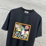 P75 Herme*爱马仕* 2026 春夏新款 经典方框烫画工艺 定制双纱平纹纯棉面料 短袖T恤 男女同款 颜色 ：黑色 白色 安哥拉红色 尺码： S （90-130斤） M （120-150斤） L （140-165斤） XL （160-180斤） XXL （180-210斤）