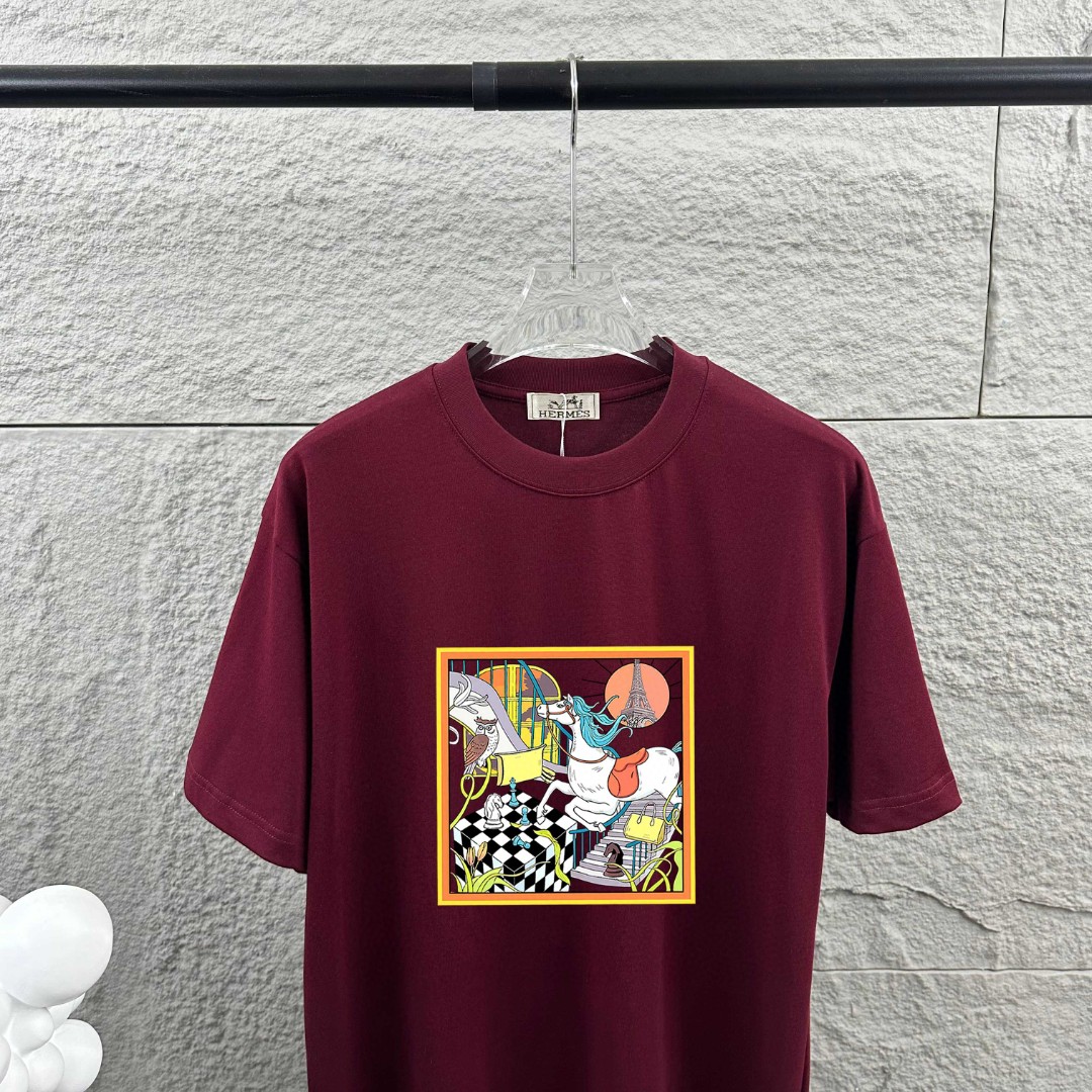 P75 Herme*爱马仕* 2026 春夏新款 经典方框烫画工艺 定制双纱平纹纯棉面料 短袖T恤 男女同款 颜色 ：黑色 白色 安哥拉红色 尺码： S （90-130斤） M （120-150斤） L （140-165斤） XL （160-180斤） XXL （180-210斤）