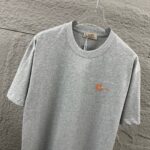 weigou_189067_1_d2d04a90b4 P75 Herme*爱马仕* 2026 春夏新款 经典橙色刺绣 定制双纱平纹纯棉面料 短袖T恤 男女同款 颜色 :黑色 白色 花灰色 尺码: S (90-130斤) M (120-150斤) L (140-165斤) XL (160-180斤) XXL (180-210斤)