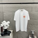 P75 Herme*爱马仕* 2026 春夏新款 经典橙色刺绣 定制双纱平纹纯棉面料 短袖T恤 男女同款 颜色 ：黑色 白色 花灰色 尺码： S （90-130斤） M （120-150斤） L （140-165斤） XL （160-180斤） XXL （180-210斤）