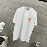P75 Herme*爱马仕* 2026 春夏新款 经典橙色刺绣 定制双纱平纹纯棉面料 短袖T恤 男女同款 颜色 ：黑色 白色 花灰色 尺码： S （90-130斤） M （120-150斤） L （140-165斤） XL （160-180斤） XXL （180-210斤）
