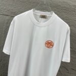 P75 Herme*爱马仕* 2026 春夏新款 经典橙色刺绣 定制双纱平纹纯棉面料 短袖T恤 男女同款 颜色 ：黑色 白色 花灰色 尺码： S （90-130斤） M （120-150斤） L （140-165斤） XL （160-180斤） XXL （180-210斤）