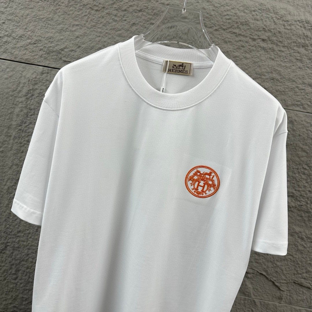 P75 Herme*爱马仕* 2026 春夏新款 经典橙色刺绣 定制双纱平纹纯棉面料 短袖T恤 男女同款 颜色 ：黑色 白色 花灰色 尺码： S （90-130斤） M （120-150斤） L （140-165斤） XL （160-180斤） XXL （180-210斤）