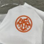 P75 Herme*爱马仕* 2026 春夏新款 经典橙色刺绣 定制双纱平纹纯棉面料 短袖T恤 男女同款 颜色 ：黑色 白色 花灰色 尺码： S （90-130斤） M （120-150斤） L （140-165斤） XL （160-180斤） XXL （180-210斤）