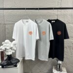 P75 Herme*爱马仕* 2026 春夏新款 经典橙色刺绣 定制双纱平纹纯棉面料 短袖T恤 男女同款 颜色 ：黑色 白色 花灰色 尺码： S （90-130斤） M （120-150斤） L （140-165斤） XL （160-180斤） XXL （180-210斤）