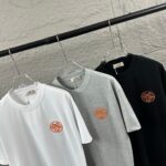 P75 Herme*爱马仕* 2026 春夏新款 经典橙色刺绣 定制双纱平纹纯棉面料 短袖T恤 男女同款 颜色 ：黑色 白色 花灰色 尺码： S （90-130斤） M （120-150斤） L （140-165斤） XL （160-180斤） XXL （180-210斤）