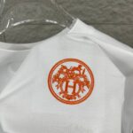 P75 Herme*爱马仕* 2026 春夏新款 经典橙色刺绣 定制双纱平纹纯棉面料 短袖T恤 男女同款 颜色 ：黑色 白色 花灰色 尺码： S （90-130斤） M （120-150斤） L （140-165斤） XL （160-180斤） XXL （180-210斤）