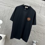 P75 Herme*爱马仕* 2026 春夏新款 经典橙色刺绣 定制双纱平纹纯棉面料 短袖T恤 男女同款 颜色 ：黑色 白色 花灰色 尺码： S （90-130斤） M （120-150斤） L （140-165斤） XL （160-180斤） XXL （180-210斤）