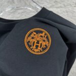 P75 Herme*爱马仕* 2026 春夏新款 经典橙色刺绣 定制双纱平纹纯棉面料 短袖T恤 男女同款 颜色 ：黑色 白色 花灰色 尺码： S （90-130斤） M （120-150斤） L （140-165斤） XL （160-180斤） XXL （180-210斤）