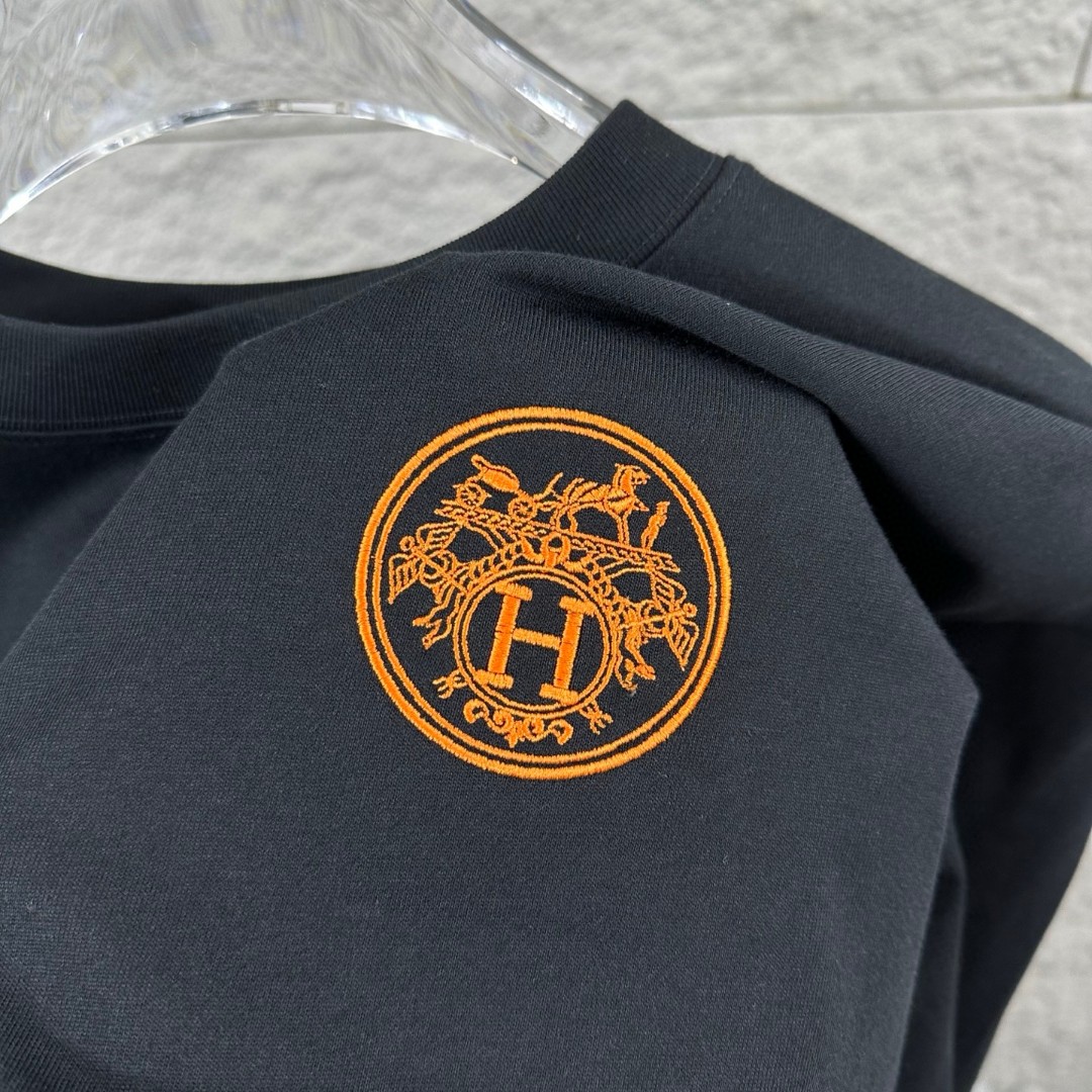 P75 Herme*爱马仕* 2026 春夏新款 经典橙色刺绣 定制双纱平纹纯棉面料 短袖T恤 男女同款 颜色 ：黑色 白色 花灰色 尺码： S （90-130斤） M （120-150斤） L （140-165斤） XL （160-180斤） XXL （180-210斤）