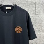P75 Herme*爱马仕* 2026 春夏新款 经典橙色刺绣 定制双纱平纹纯棉面料 短袖T恤 男女同款 颜色 ：黑色 白色 花灰色 尺码： S （90-130斤） M （120-150斤） L （140-165斤） XL （160-180斤） XXL （180-210斤）