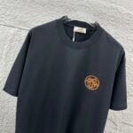 P75 Herme*爱马仕* 2026 春夏新款 经典橙色刺绣 定制双纱平纹纯棉面料 短袖T恤 男女同款 颜色 ：黑色 白色 花灰色 尺码： S （90-130斤） M （120-150斤） L （140-165斤） XL （160-180斤） XXL （180-210斤）