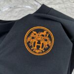 P75 Herme*爱马仕* 2026 春夏新款 经典橙色刺绣 定制双纱平纹纯棉面料 短袖T恤 男女同款 颜色 ：黑色 白色 花灰色 尺码： S （90-130斤） M （120-150斤） L （140-165斤） XL （160-180斤） XXL （180-210斤）