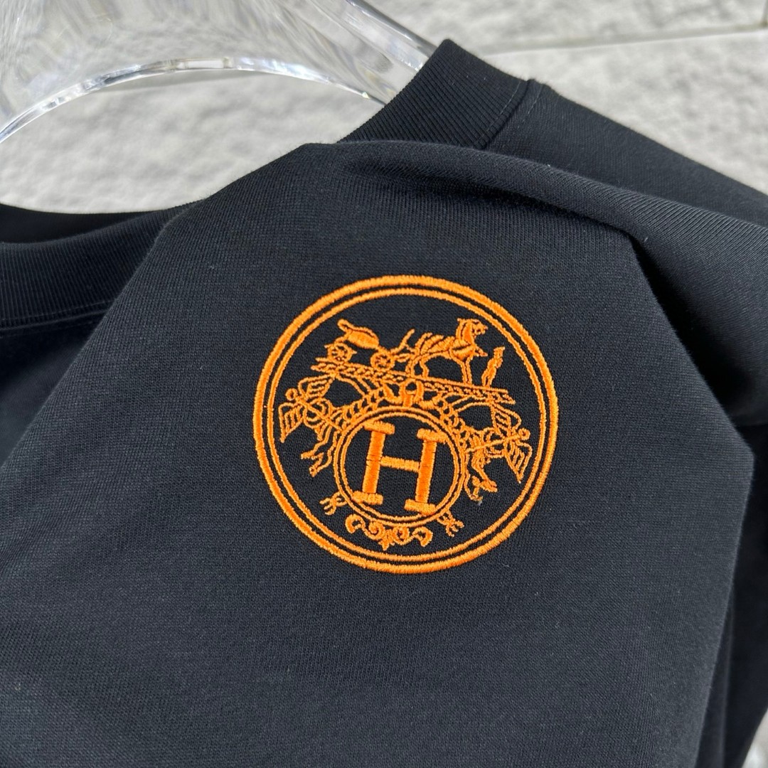 P75 Herme*爱马仕* 2026 春夏新款 经典橙色刺绣 定制双纱平纹纯棉面料 短袖T恤 男女同款 颜色 ：黑色 白色 花灰色 尺码： S （90-130斤） M （120-150斤） L （140-165斤） XL （160-180斤） XXL （180-210斤）