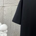 P75 Herme*爱马仕* 2026 春夏新款 经典橙色刺绣 定制双纱平纹纯棉面料 短袖T恤 男女同款 颜色 ：黑色 白色 花灰色 尺码： S （90-130斤） M （120-150斤） L （140-165斤） XL （160-180斤） XXL （180-210斤）